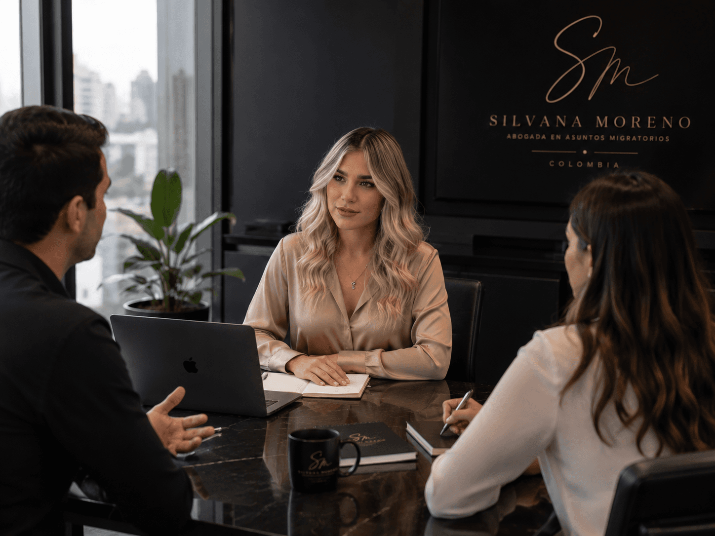 Silvana Moreno en reunión con clientes en su oficina